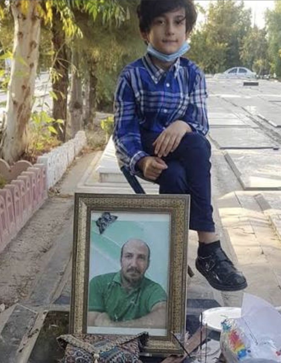 Ebne_noah's tweet photo. امروز سالگرد قتل حکومتی #محسن_امیر_اصلانی است که بجرم غیر علمی خواندن زندگی و زنده ماندن «یونس پیامبر» در دهان نهنگ، با طناب دار کشته شد!!
محسن فقط گفته بود این موضوع با علم در تضاد است و بخاطر رد گفته های قرانی توسط حکومت اسلامی، به دار آویخته شد!!
یاد و نامش گرامی.

پ ن:
ابوالقاسم صلواتی حکم اعدامش را صادر کرد!!

#پسرعاقل_نوح