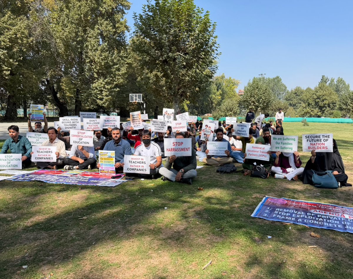 RGPRSJKOFFICIAL's tweet photo. Er. Mudasir Lolabi visited the Vocational Trainers’ protest in Srinagar and extended his support.
He urged the Government to address their genuine concerns through meaningful dialogue.
@INCIndia @RahulGandhi @mudr4 @SunilPanwarINC @RGPRSinc https://t.co/mAcUACW8s3