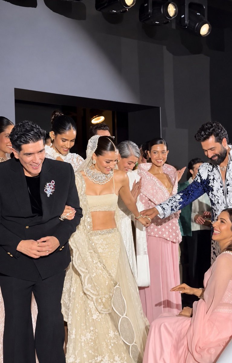 Sophie_Choudry's tweet photo. Hosted the beautiful #Mijwan show by Manish Malhotra! Such a special evening! Grateful to be a part of it!💕💕 @ManishMalhotra @AzmiShabana @mantagoyal @MWSYouth https://t.co/IhydcekXUb