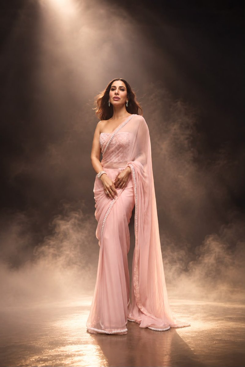 Sophie_Choudry's tweet photo. Hosted the beautiful #Mijwan show by Manish Malhotra! Such a special evening! Grateful to be a part of it!💕💕 @ManishMalhotra @AzmiShabana @mantagoyal @MWSYouth https://t.co/IhydcekXUb