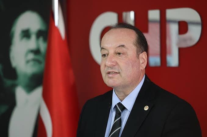frekanstr_'s tweet photo. CHP Karabük Milletvekili Cevdet Akay, Pusula Portföy’ün 15 Eylül’de Pasifik Eurasia Lojistik (PASEU) hissesinde 1,6 milyar liralık işlem yaptığını açıkladı.

Akay’a göre aynı gün fonlardan biri 23,2 milyon adet pay alırken diğeri 21,3 milyon adet sattı. Hisse ardından yüzde 57 düştü; aradaki fark yaklaşık 920 milyon lira.

Vekil, şirketin yönetim kurulu üyesi ve AKP Ar-Ge ve Eğitim Başkan Yardımcısı Atakan Yılmaz’ın bu işlemlerden haberi olup olmadığını sordu.