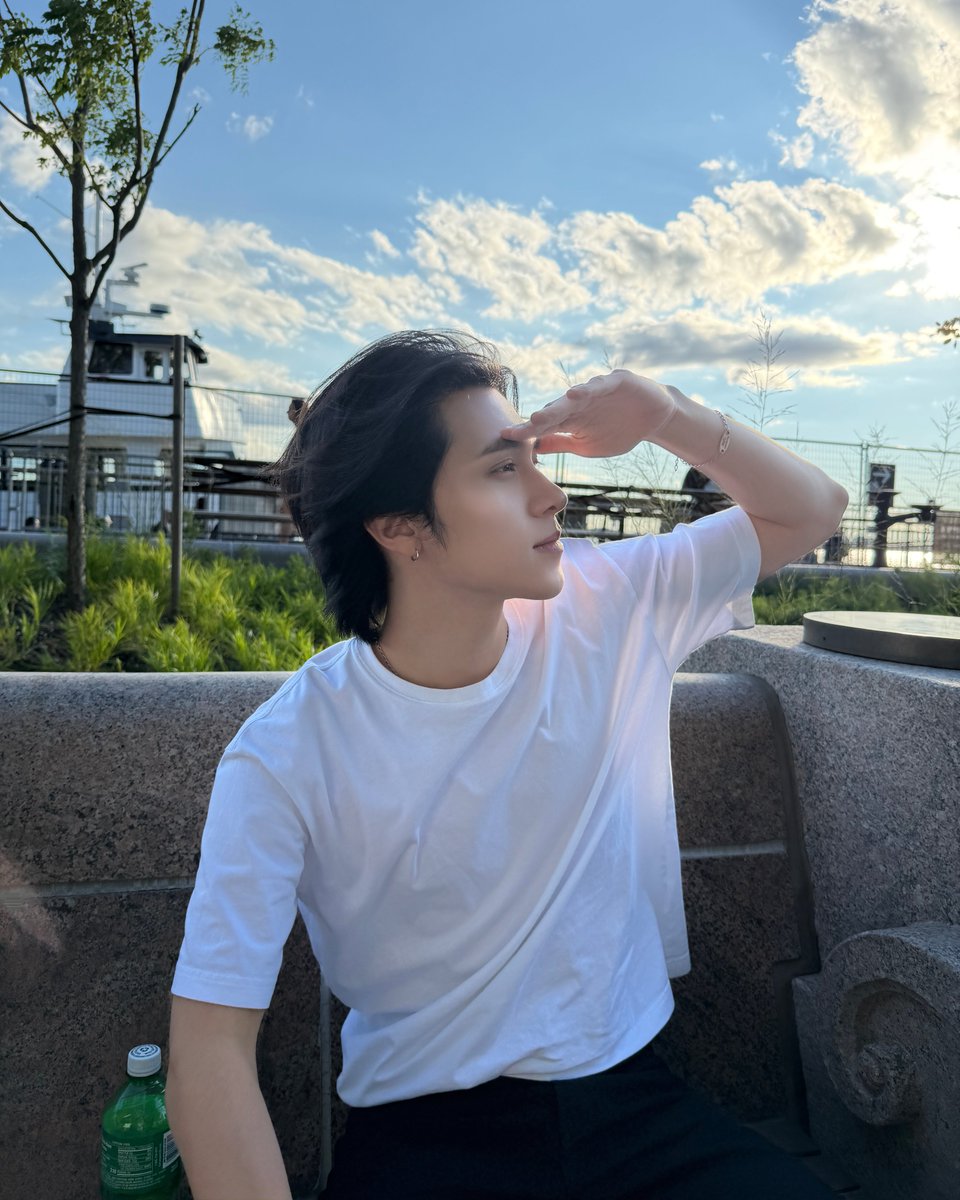 WayV_official's tweet photo. NYC, casually

EVERYTHING, ALL AT ONCE, NEO
https://t.co/2yfSvTGNph 

#WayV #威神V #鸢
#WayV_VisionWings
#NCT_10TH_ANNIVERSARY https://t.co/47NivMVl1e