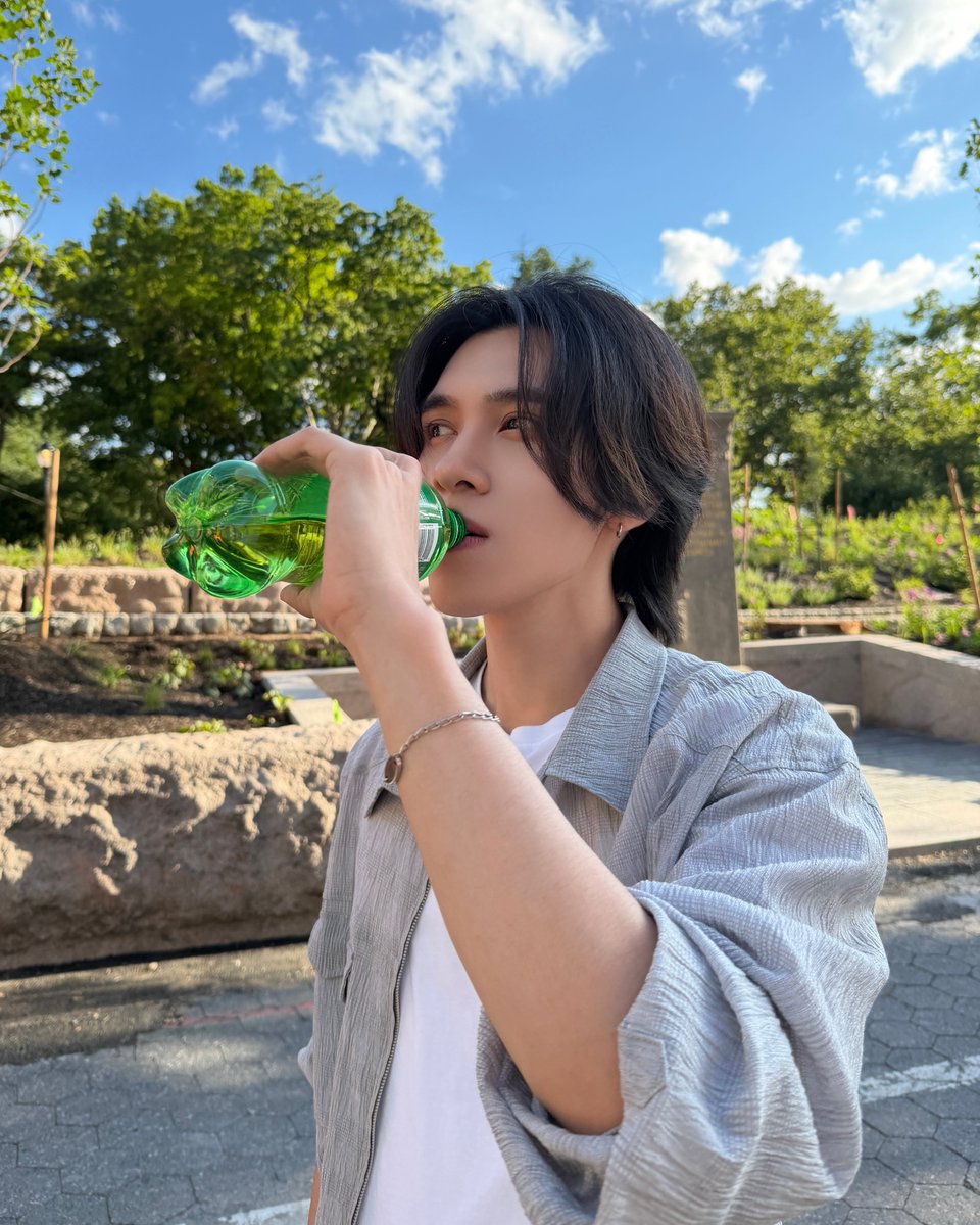 WayV_official's tweet photo. NYC, casually

EVERYTHING, ALL AT ONCE, NEO
https://t.co/2yfSvTGNph 

#WayV #威神V #鸢
#WayV_VisionWings
#NCT_10TH_ANNIVERSARY https://t.co/47NivMVl1e