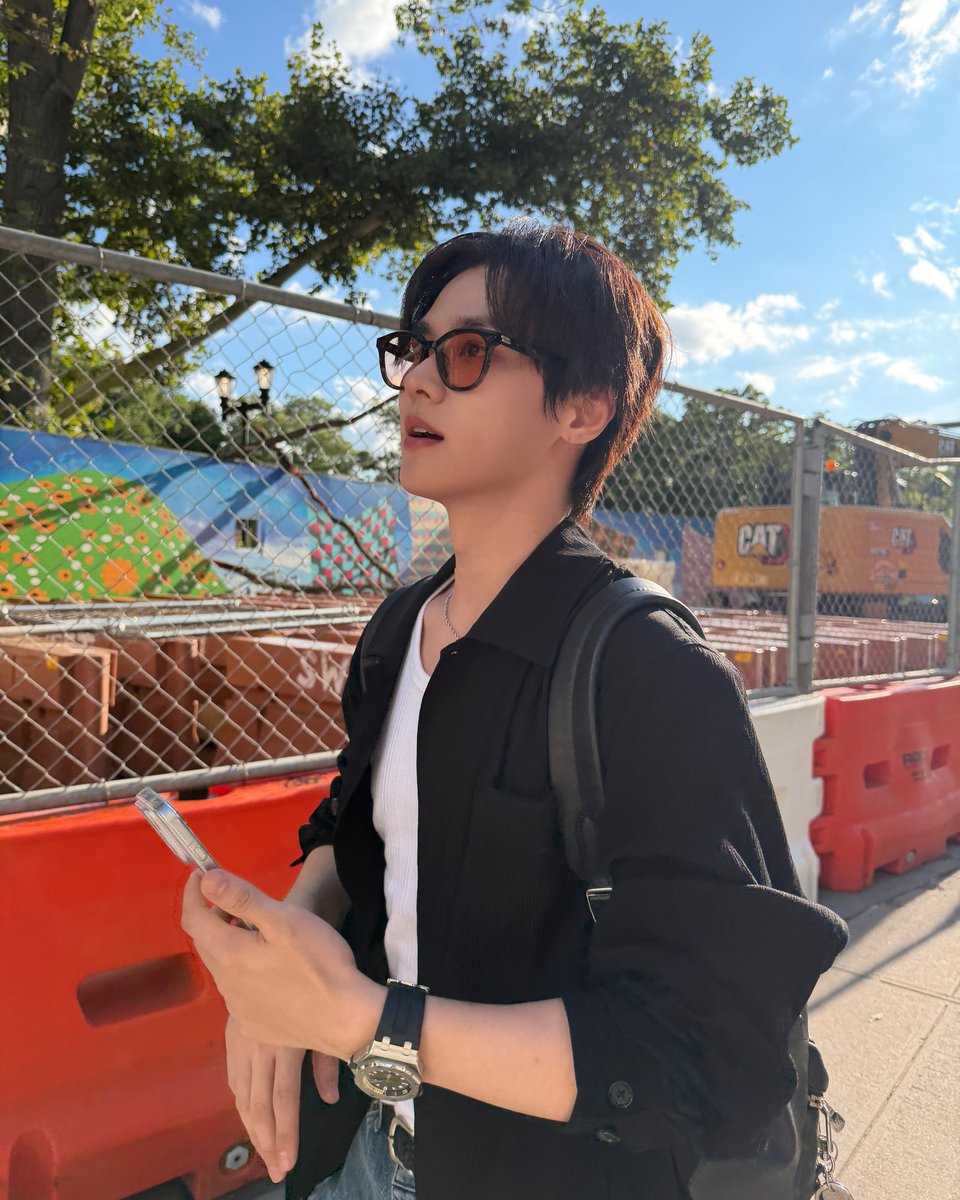 WayV_official's tweet photo. NYC, casually

EVERYTHING, ALL AT ONCE, NEO
https://t.co/2yfSvTGNph 

#WayV #威神V #鸢
#WayV_VisionWings
#NCT_10TH_ANNIVERSARY https://t.co/mqinmDrOzY