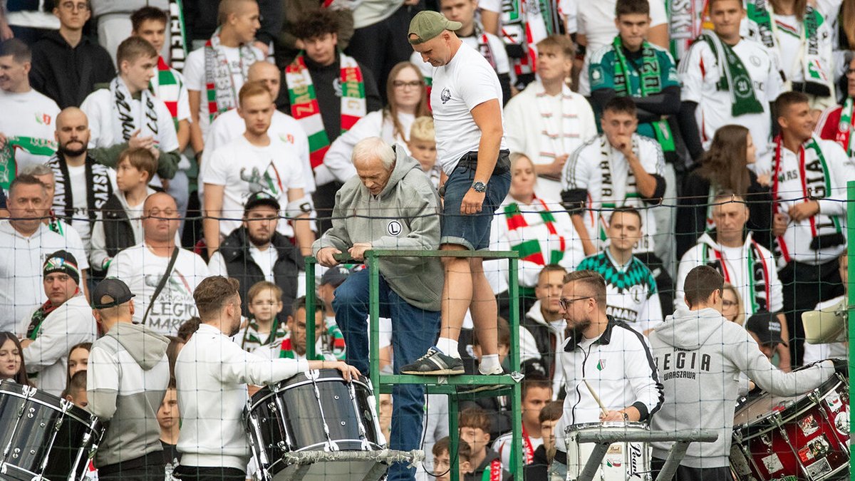 Kajo722's tweet photo. Szczerze mówiąc jestem zmęczony tematem. Wiecznie te same absurdalne teksty, "nożownicy", "zróbcie u siebie porządek", "nie ma dla was miejsca" itd. Ta sama generalizacja, ta sama odpowiedzialność zbiorowa, ta sama hipokryzja, ten sam brak argumentów. Nawet ten sam brak konsekwencji z brakiem bojkotu na przykład Cracovii.

Niezmiennie gratuluję kibolom z całej Polski, że potrafili tak umiejętnie sprzedać narrację, jakoby oni byli ci "dobrzy", a Wisła Kraków (klub piłkarski) był ucieleśnieniem zła. I ci dobrzy kibole z tym złem walczą. A zwykli kibice czują się w jakiś sposób lepsi, bo ich kibole to dobre chłopaki są!

Nie mam siły po raz 300 pokazywać setek artykułów pokazujących, że 70% "ekip" w Polsce biega ze sprzętem. Wiem, że do tych ludzi to nie trafi. Na koniec wypisałem wyrywek dokonań kiboli z Warszawy, czyli tych moralnych obrońców dobra i prawości w kraju. Nauczajcie, dobre chłopaki z TeddyBoys.

1. Magazyn narkotyków związany z kibolami Legii, 27 kg towaru
2. Narkogang kiboli Widzewa i Legii, zatrzymania w 4 miastach
3. CBŚP zatrzymało 18 osób za handel narkotykami, w tym 9 kiboli Legii
4. Kibic Widzewa zastrzelony na ulicy w trakcie wojny kiboli Widzewa i Legii
5. Teddy Boys 95 przemycali marihuanę z Hiszpanii
6. Narkogang kiboli Legii przemycił i sprzedał ponad 2,5 tony narkotyków
7. Napady z siekierami i młotkami na lokale z automatami do gier, blisko 120 zarzutów
8. Plakaty z groźbami wobec dzieci z akademii Polonii, z ich prawdziwymi zdjęciami
9. Pobicie kibiców Polonii po meczu, napastnicy mieli noże
10. Pobicie mężczyzny o kulach w pociągu
11. Napad na nastoletnich kibiców Lecha
12. Pobicie ojca z synem po finale Pucharu Polski
13. Pobicie 49-latka w sklepie klubowym Legii
14. Austria: pobili kijami przypadkowych Chorwatów, pomylili ich z kibicami Dinama
15. 15-latek pobity pod stadionem Polonii, wymalowali mu sprejem „L” na ciele
16. Pobicie piłkarzy we własnym autokarze
17. Butelki i kamienie rzucane w kibiców Aston Villi
18. Napad na kibiców Ajaxu i demolka klubu Chmury
19. Gaz pieprzowego wobec Amerykanina z synem i zabrali im plecak
20. Fabryka psychotropów pod Płońskiem, towar za ponad 35 mln zł

Na deser gloryfikacja i robienie bohatera z mordercy.