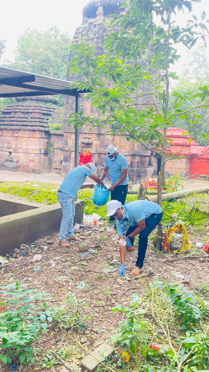 nfdb_india's tweet photo. ✨🧹 Swachh Hi Seva | Shramdaan at Bhairangeswar Temple 🙏

As part of the Swachh Hi Seva initiative, officials and staff of NFDB-ERC, Bhubaneswar observed #Shramdaan through a cleanliness drive at the historic Bhairangeswar Temple – an 8th century A.D. heritage site at Dhauli. 🏛️

The Centre also donated dustbins 🗑️, cleaning tools 🧹 & disinfectant materials to support continued cleanliness and upkeep of the temple premises.

This initiative reaffirmed our commitment to cleanliness, heritage conservation & civic responsibility. 🇮🇳
A small step towards a cleaner environment, preserving our heritage & a Swachh Bharat! ✨🌱

#NFDB #NFDBERC #SwachhHiSeva #SwachhBharat #Shramdaan #SwachhtaHiSeva #HeritageConservation #Dhauli #Bhubaneswar #CleanIndia