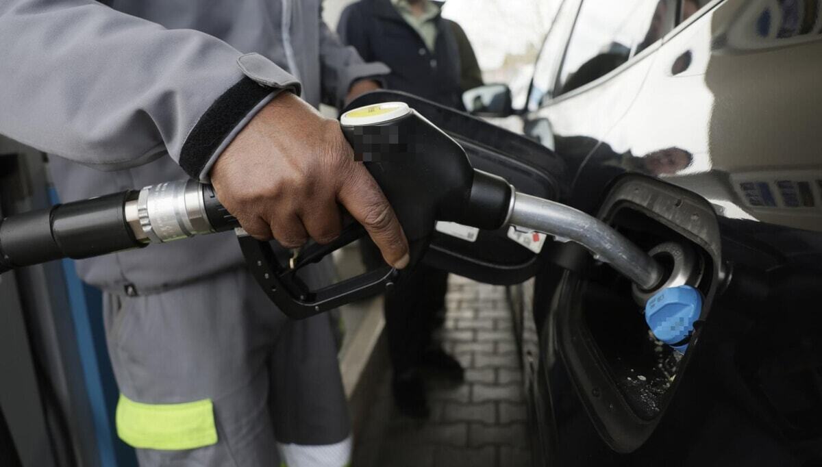 Today_it's tweet photo. Effetto domino su benzina e diesel, anche Q8 abbassa i prezzi: "Accogliamo l'invito del governo" https://t.co/JL1M9L16PA https://t.co/rWpV43NuhF