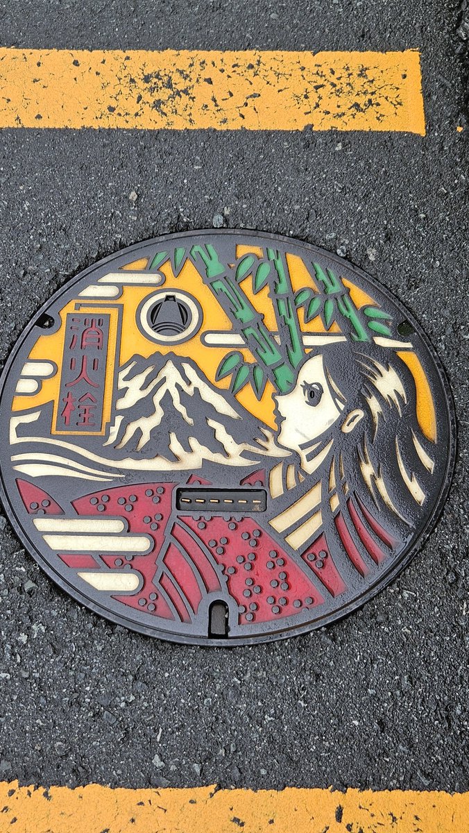 ryoponTNT's tweet photo. その他小ネタ
・マンホールがかぐや姫か富士山関連なことが多い
・店の名前とかもかぐや姫とか富士山関連が多い
・岳南電車の昔のコラボのヘッドマークが吉原駅待合室前に置いてある https://t.co/3zNkI20cx9