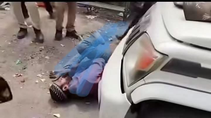 MustaqeemMewati's tweet photo. क्या ख़ता थी इस युवक की? बस इतना कि उज्जैन शाही जामा मस्जिद को बचाने और उसे शहीद न करने की अपील कर रहा था। वीडियो में हाथ जोड़ते युवक दिखता है ,हाथ में न हथियार, न पत्थर। फिर भी ताबड़तोड़ लाठियाँ बरसीं। यह कार्रवाई कम, ग़ुस्सा और नफरत ज़्यादा नज़र आती है। https://t.co/NTY0akdsqp
