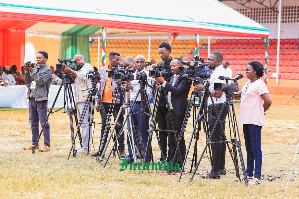 IntumwaNews's tweet photo. Ce 29 Septembre 2026, au stade Agasaka situé dans la commune de Ngozi, province de Butanyerera, se tient une émission publique par les porte-parole de différentes institutions vis-à-vis de la population et des professionnels des médias.

Dans le message de salutation de Son Excellence Évariste Ndayishimiye, Président de la République du Burundi, transmis par Nancy Ninette Mutoni, son porte-parole, il a adressé ses salutations à tous les Burundais, leur souhaitant une bonne santé, la réussite et la tranquillité à tous.

Selon toujours le porte-parole présidentiel, Son Excellence le Président de la République se réjouit également des progrès réalisés par le pays en matière de paix et de sécurité et remercie tous ceux qui contribuent afin que cette avancée du pays continue à se consolider.

Alors que cet événement se tient dans un contexte où les experts en météorologie annoncent que les pluies pourraient être abondantes suite au phenomene phénomène El Niño, Son Excellence Évariste Ndayishimiye appelle les agriculteurs à bien aménager leurs champs afin de les protéger, notamment en creusant des caniveaux pour éviter que leurs cultures ne soient emportées par les eaux.

Alors que les engrais ne sont plus disponibles en quantité suffisante, le Président Ndayishimiye appelle les ministères concernés, notamment celui en charge de l’agriculture, à suivre de près cette situation afin qu’aucun agriculteur ne soit en manque d'engrais pour ses champs alors qu’il avait déjà payé pour ses intrants. Il appelle également les autorités administratives à assurer un suivi rigoureux afin d’éviter toute malversation dans la distribution de ces engrais.