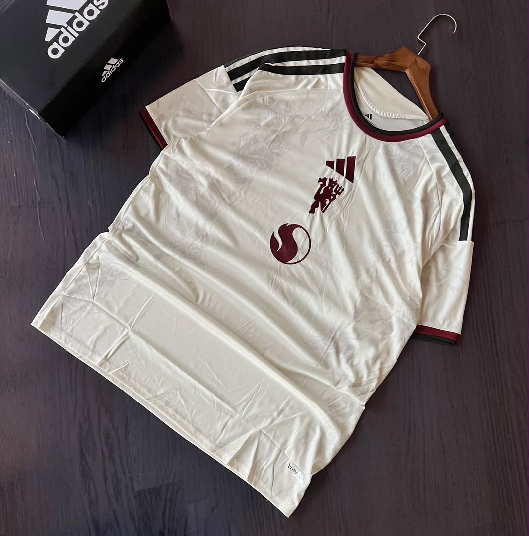KAMPALACONFIDES's tweet photo. Kit 3.

Arsenal. Manchester United. Real Madrid. Juventus.

Available Now. +256-70-215-9990. https://t.co/VyNay0qrE3