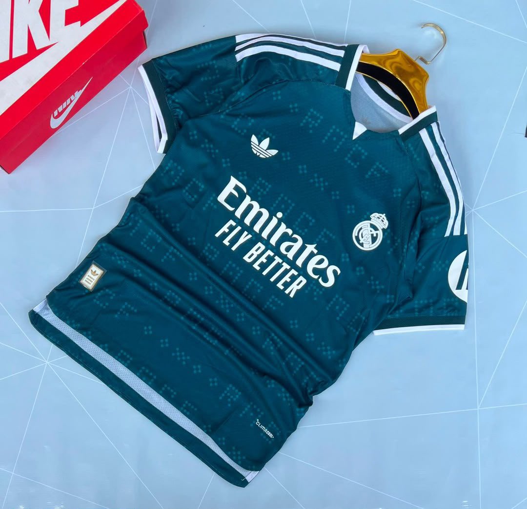 KAMPALACONFIDES's tweet photo. Kit 3.

Arsenal. Manchester United. Real Madrid. Juventus.

Available Now. +256-70-215-9990. https://t.co/VyNay0qrE3