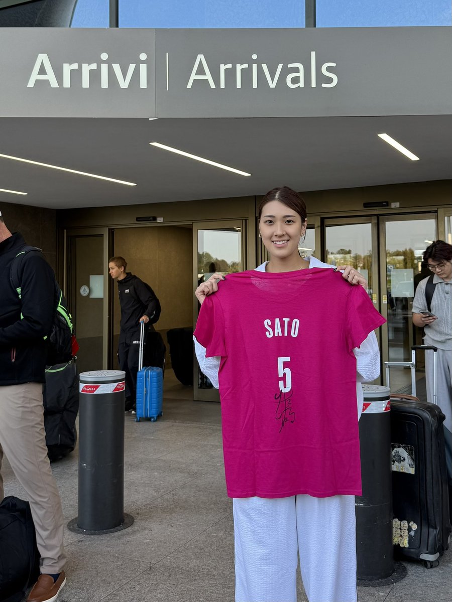 VeroVolley's tweet photo. ヨシノ、ミラノへようこそ！🇯🇵👋🏻

#TrueLove 🫶🏻 https://t.co/LVCmTz9Cu3