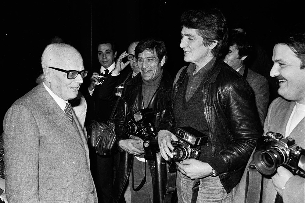 I_Repubblica's tweet photo. Addio a Umberto Pizzi. Tra le tante cose fotografava anche il potere in posa, riuscendo spesso a coglierlo proprio mentre perdeva la posa...
#Pizzi @_DAGOSPIA_ @formichenews https://t.co/M2JxfG6Nim