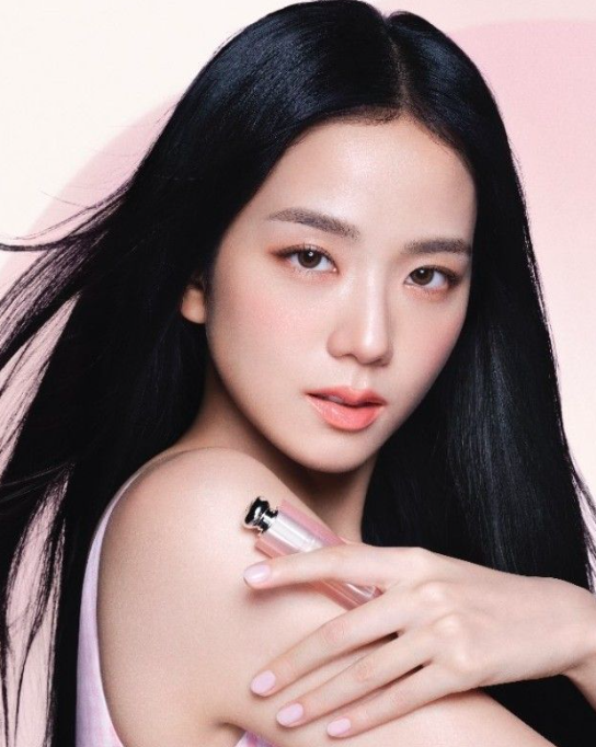 AboutMusicYT's tweet photo. Jisoo will attend the Dior Fashion Show later today. https://t.co/ARqj6nE41m