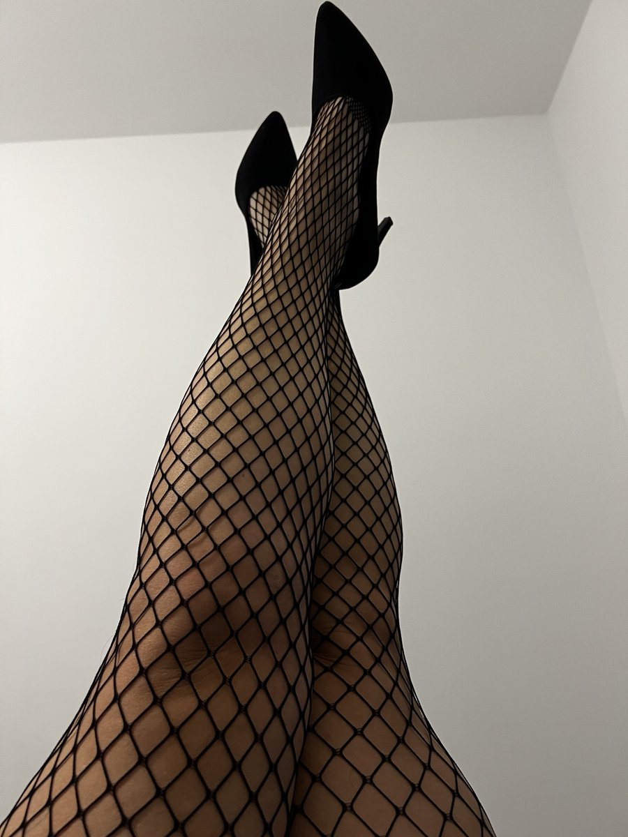 TheSideYouWant's tweet photo. Some details are better left to the imagination… 🖤
#Fishnets #HighHeels #Legs #BlackLingerie #feet #feetfetısh #feetworshi̇p https://t.co/UPcKAQo3LX