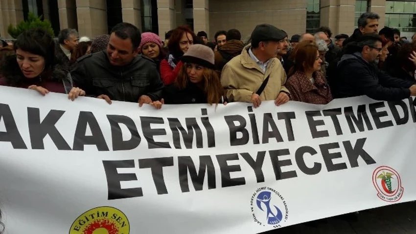 arkadaspostasi8's tweet photo. 🟠Barış Bildirgesi imzacısı olduğu gerekçesiyle Siyasal Bilgiler Fakültesi’nden ihraç edilen hocamız Dç. Dr. Elçin Aktoprak görevine 10 yıl sonra iade edildi.

Barış talep ettiği gerekçesiyle görevinden ihraç edilen bütün hocalarımız dönene kadar mücadelemiz sürecek.

KHK’lar gidecek, biz kalacağız!