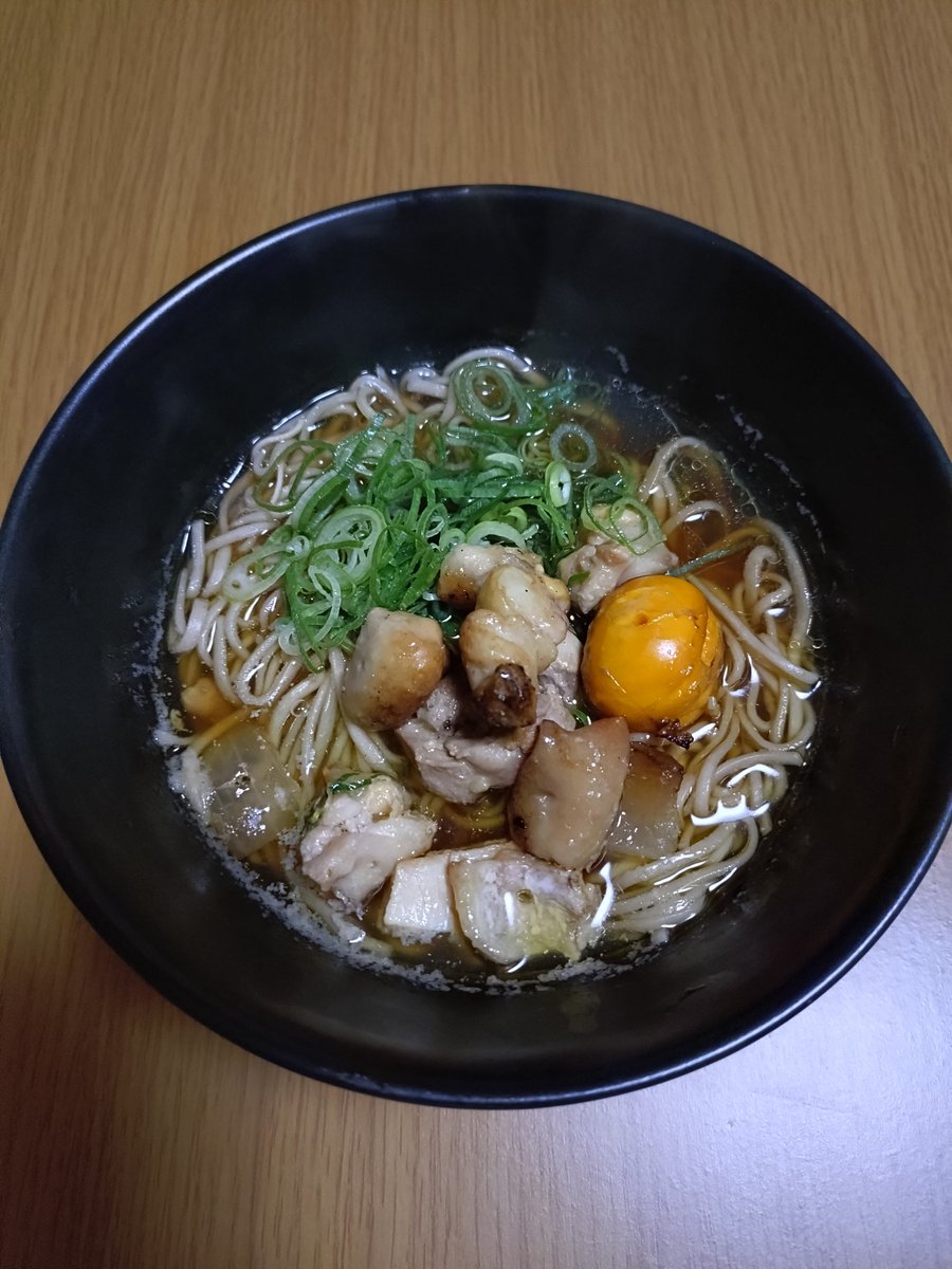 kidokentaro's tweet photo. 焼鳥そば。袋麺を福よし美唄本店で購入。同じく持ち帰った焼鳥をのせていただく。おいしかった。 https://t.co/cpcPQ7WCL7