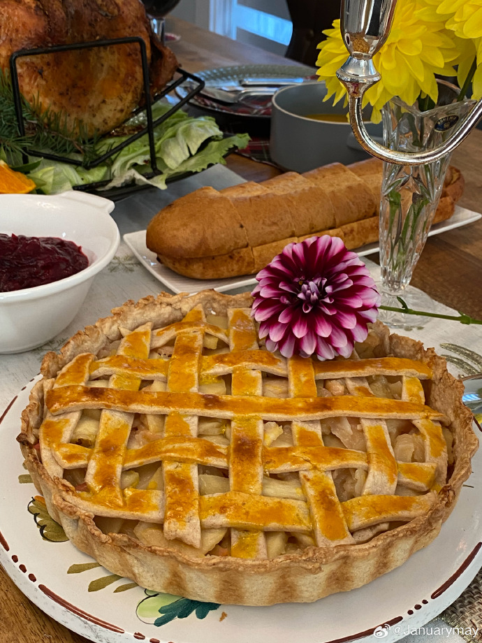naomiomar848566's tweet photo. Festive turkey feast with trimmings is here! Our holiday special is baked to golden perfection, served with cranberry sauce, roasted veggies u0026 warm pumpkin pie. Limited spots left—book now!  #HolidayEats https://t.co/0Fpu7qY7XF