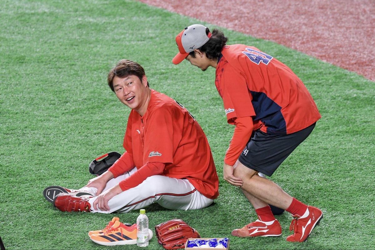 restart1chance's tweet photo. 2026'9/29東京D
去年は鈴木さんと話す新井さんに笑顔がなかったけど、今年は笑顔を見せてくれてて感無😭今年は必要とされる様になって本当に嬉しい。認めて貰えてるんだね😭
#鈴木健矢 
#新井貴浩 https://t.co/yRZoCwMaCz