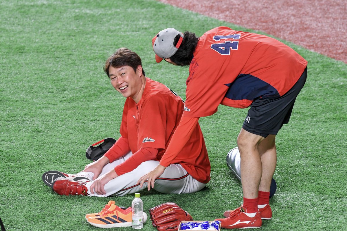 restart1chance's tweet photo. 2026'9/29東京D
去年は鈴木さんと話す新井さんに笑顔がなかったけど、今年は笑顔を見せてくれてて感無😭今年は必要とされる様になって本当に嬉しい。認めて貰えてるんだね😭
#鈴木健矢 
#新井貴浩 https://t.co/yRZoCwMaCz