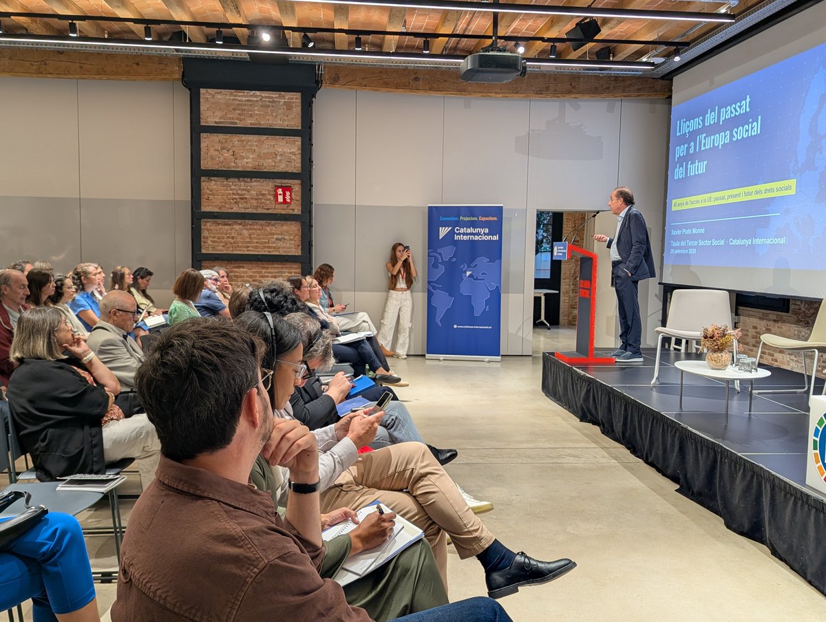 Taula3sector's tweet photo. @martacidp @LForasterLloret @CatalunyaIntl @xemagil @dsocialscat 🗣️ 'Lliçons del passat per a l'#EuropaSocial del futur': ponència de Xavier Prats Monné, president @TeachForAll Europe i exdirector general d'Educació i Salut @ComissioEuropea.
"Les entitats socials fan possible que els drets socials no només es proclamin sinó que s'exerceixin". https://t.co/hjlPczlFMI