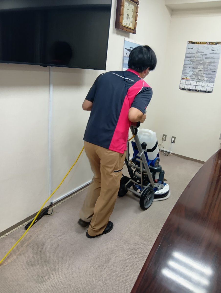 jea_mise's tweet photo. 【社内清掃】
会議やデスクワークが中心の本社でも自前で清掃します。他部署の方々とも連携を図ります。すっきりとキレイになると気持ちいい😃https://t.co/Qp5dDTor1G #クリーン　＃連携　＃お掃除　＃清掃　＃本社 ＃JR東日本グループ https://t.co/f8mmmMZiJq