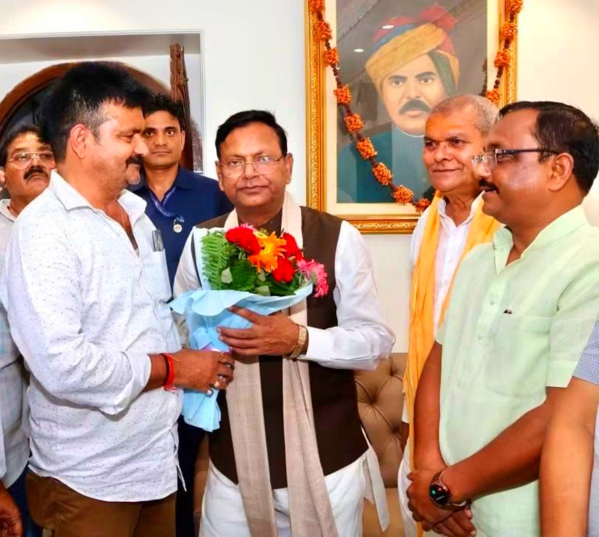 arvindktri's tweet photo. आज @BJP4UP के यशस्वी अध्यक्ष एवं वित्त राज्य मंत्री भारत सरकार मा. @mppchaudhary जी के गोरखपुर आगमन पर उनके आवास पर शिष्टाचार भेंट कर आशीर्वाद प्राप्त किया।

#संगठन_सर्वोपरि #ArvindKumarTripathi https://t.co/tmtiBnxGYc