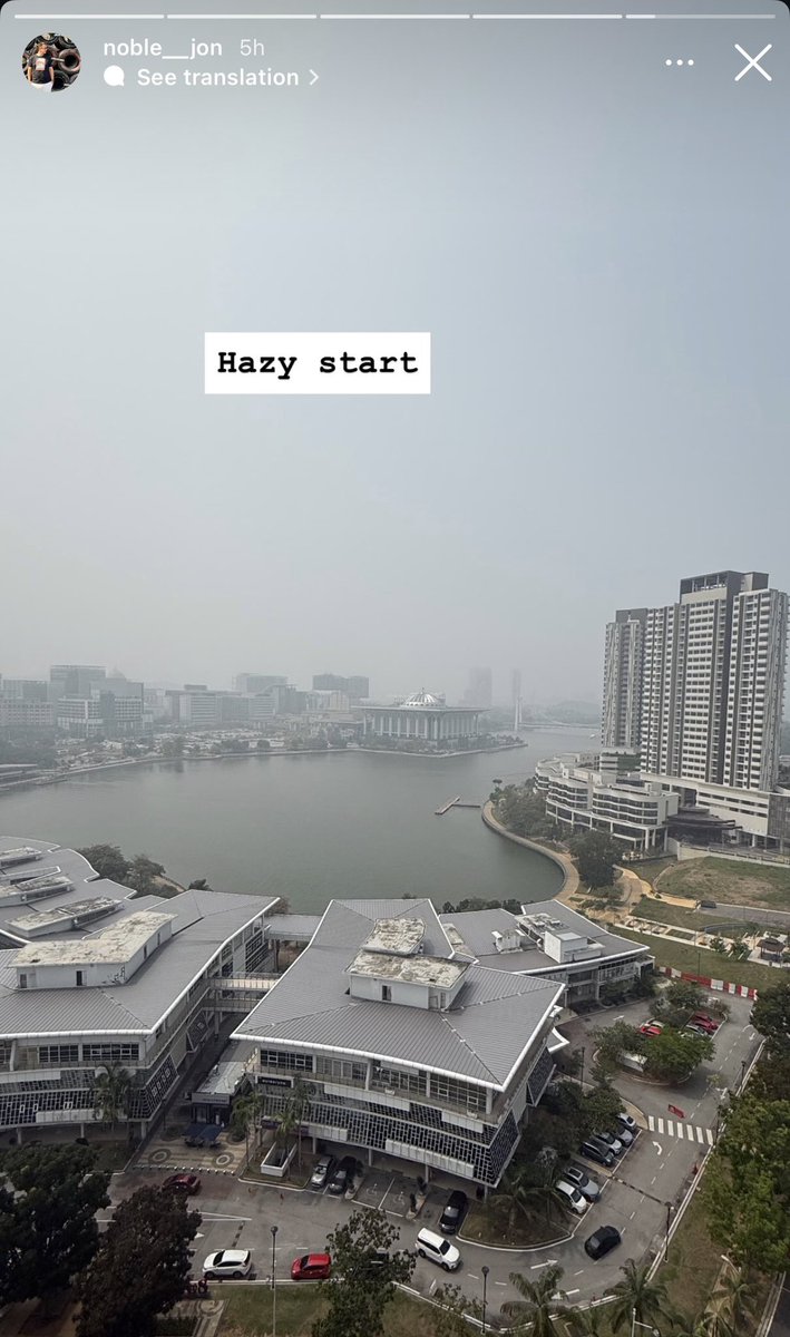 f1speed_indo's tweet photo. Potret terkini situasi di sekitar Sepang.

Kabut asapnya 😩😩😩
Jangan lupa masker.

📸 @NobleF1 https://t.co/OhifQ4CquX