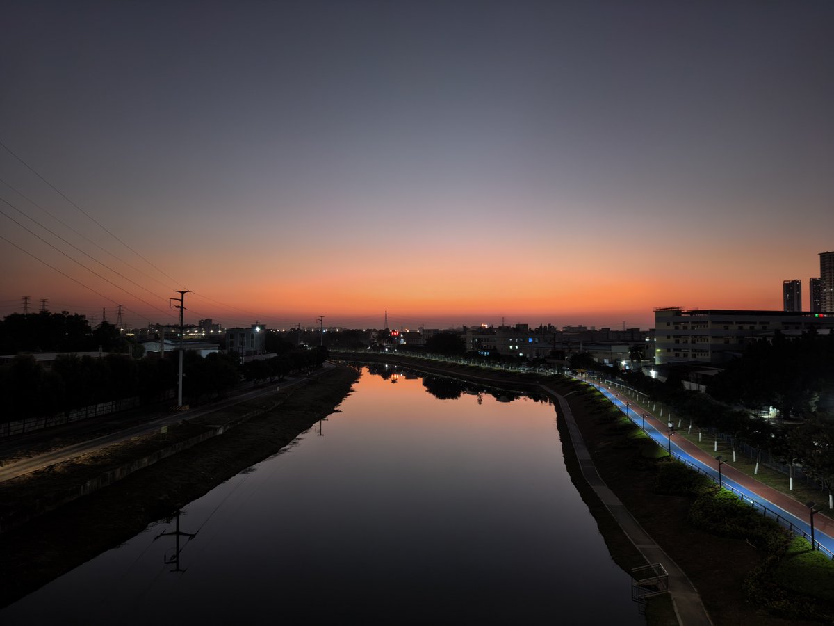KieraSpielmaker's tweet photo. A pesar de la distancia, tu voz me calienta como si estuvieras aquí — hoy compartimos el mismo atardecer, verdad https://t.co/0VYuDFHEbU