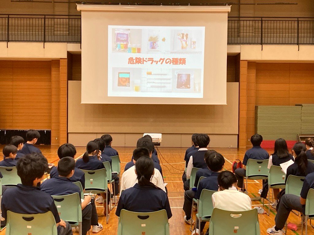 roppongi_jhs's tweet photo. 💊１年生は、スクールサポーターの方を講師としてお招きし、薬物乱用防止教室を実施しました。
薬物の恐ろしさや危険性について学び、生徒たちは説明を聞きながら熱心にメモを取っていました✏️
正しい知識を身につけ、自分や周りの人を守るための大切な学びの時間となりました✨ https://t.co/QISvmhPfL8