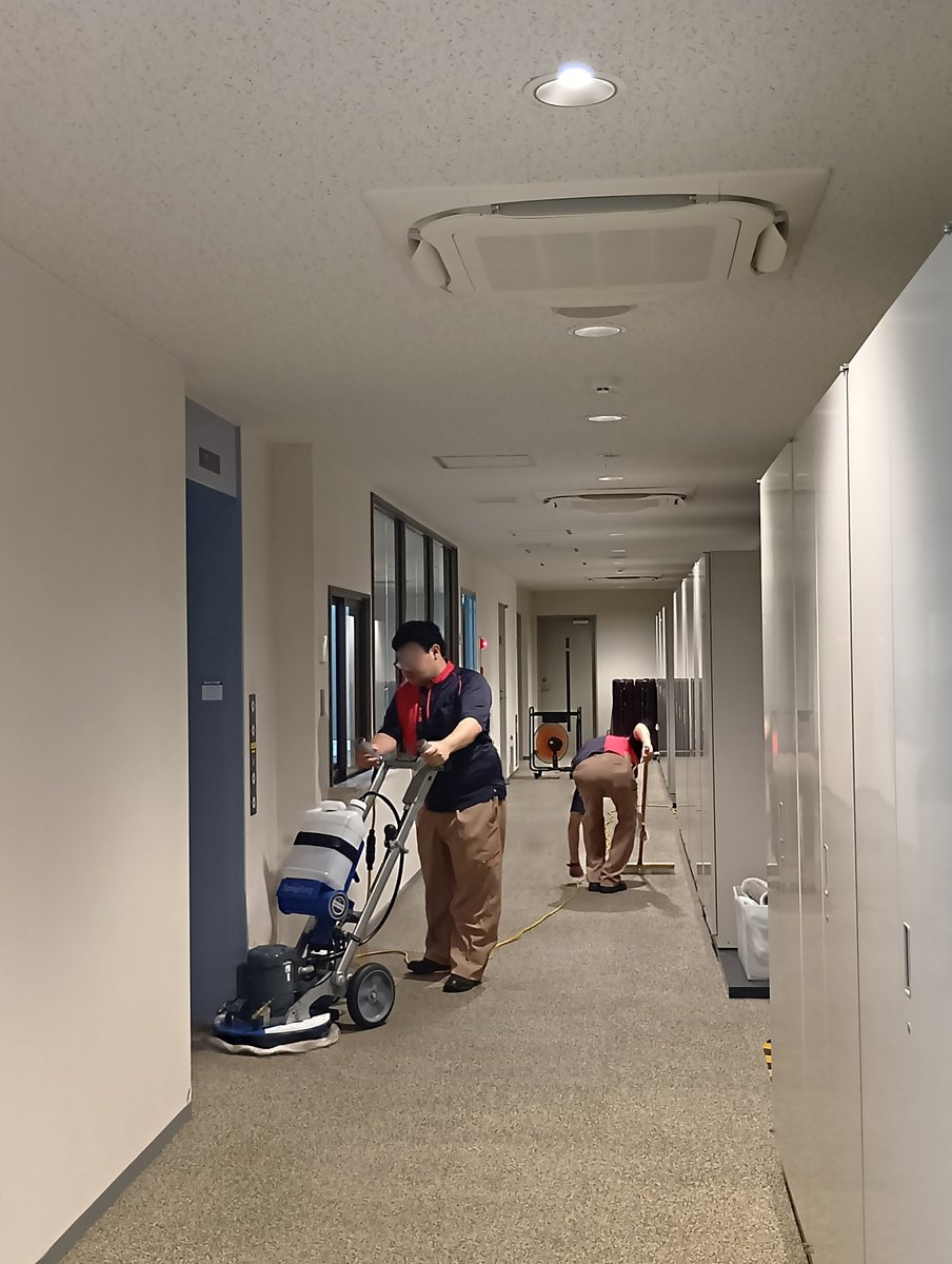 jea_mise's tweet photo. 【社内清掃】
会議やデスクワークが中心の本社でも自前で清掃します。他部署の方々とも連携を図ります。すっきりとキレイになると気持ちいい😃https://t.co/Qp5dDTor1G #クリーン　＃連携　＃お掃除　＃清掃　＃本社 ＃JR東日本グループ https://t.co/f8mmmMZiJq