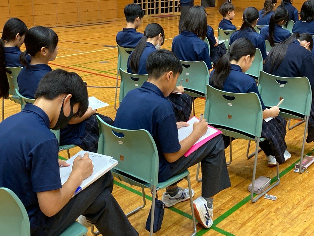 roppongi_jhs's tweet photo. 💊１年生は、スクールサポーターの方を講師としてお招きし、薬物乱用防止教室を実施しました。
薬物の恐ろしさや危険性について学び、生徒たちは説明を聞きながら熱心にメモを取っていました✏️
正しい知識を身につけ、自分や周りの人を守るための大切な学びの時間となりました✨ https://t.co/QISvmhPfL8