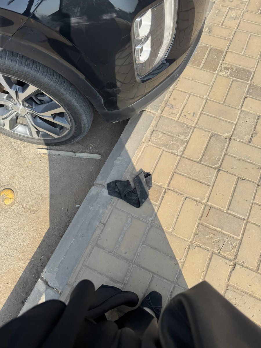 dearrdiary5's tweet photo. #٢٠٣٠_بلا_نقاب 
شفت هالشي اليوم وانا رايحه الجامعة🤣 https://t.co/Go2uWIYXWk