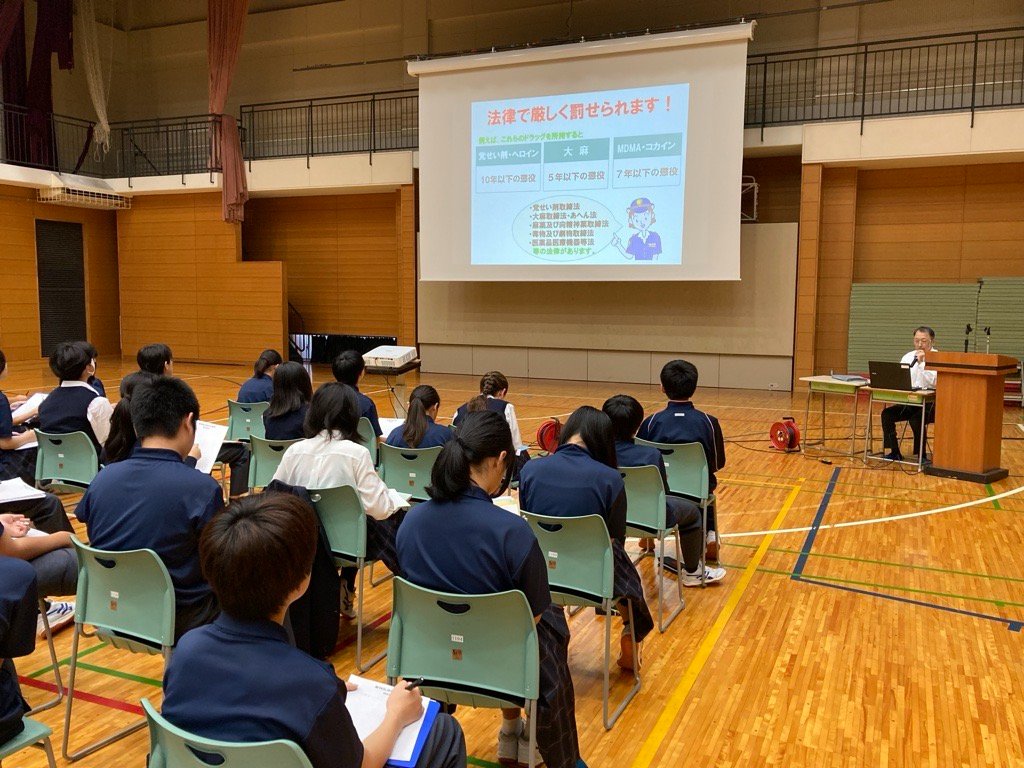 roppongi_jhs's tweet photo. 💊１年生は、スクールサポーターの方を講師としてお招きし、薬物乱用防止教室を実施しました。
薬物の恐ろしさや危険性について学び、生徒たちは説明を聞きながら熱心にメモを取っていました✏️
正しい知識を身につけ、自分や周りの人を守るための大切な学びの時間となりました✨ https://t.co/QISvmhPfL8