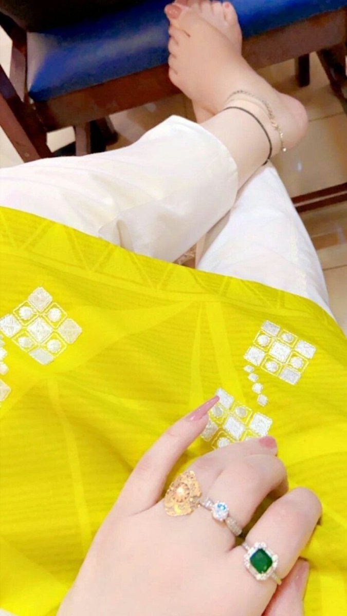 Cherrylapacha's tweet photo. شاعر نے محبت کی خوشی اور جدائی کے غم کو ایک ہی منظر میں سمو کر کیا خوب کہا ہے۔۔۔۔۔۔
زندگی کیفِ مسلسل میں گزر جاتی ہے
  چشمِ مخمور کی مستی ہو کہ مے نوشی ہو
  تیرے آنے کی مسرت سے سحر ہو روشن
  اور راتوں کی ترے غم میں سیہ پوشی ہو https://t.co/PJgMzOnvmj