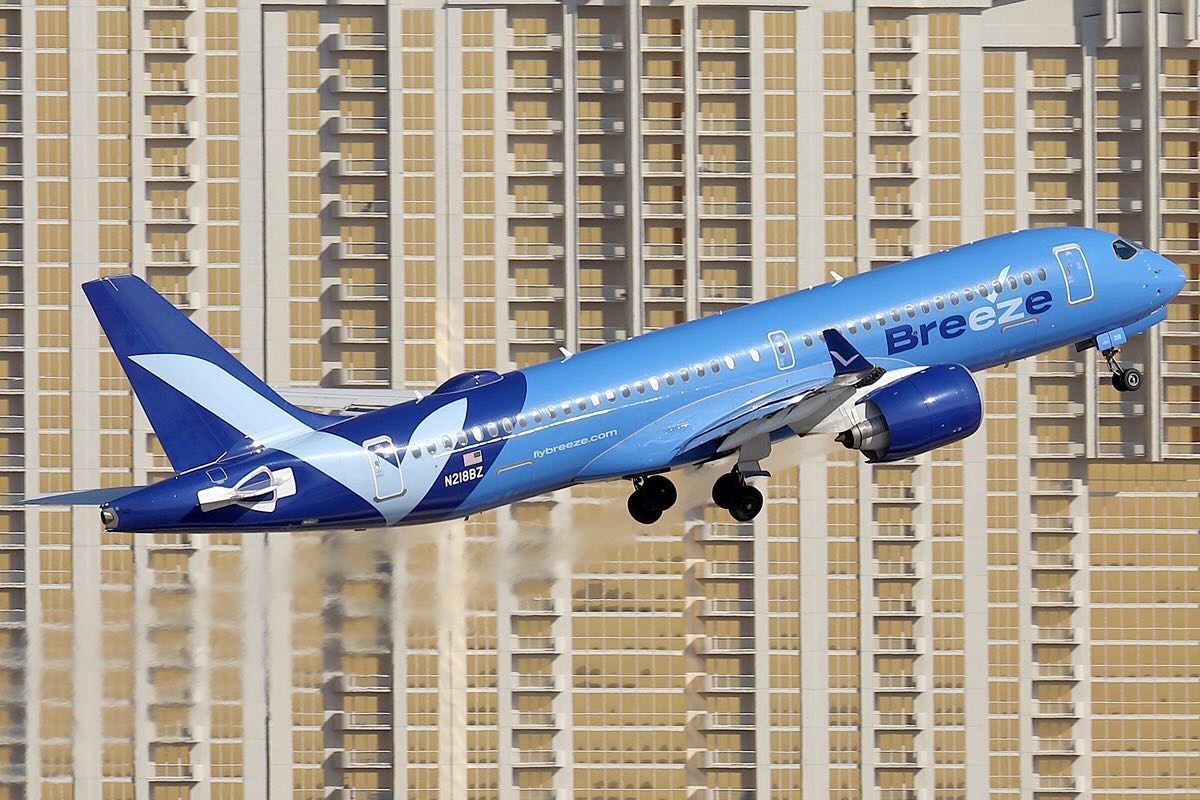 gtinho18's tweet photo. Breeze Airbus A220-300 departing from Las Vegas #breeze #breezeairways #airbus #a220 #lasvegasairport https://t.co/aTf4naCWNX