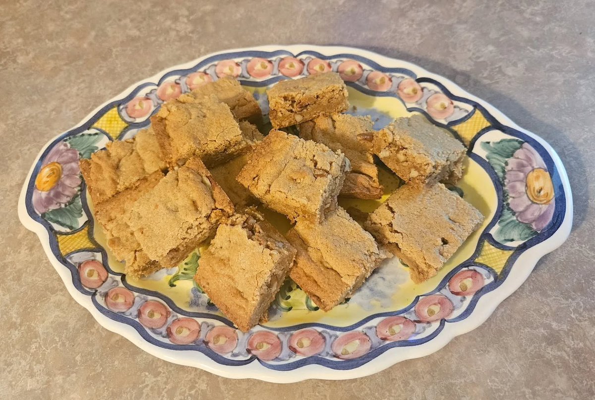 leandrinho987's tweet photo. These Spiced Pecan Blondies are a cozy fall twist on a classic blondie, filled with warm spices and plenty of pecans. Cinnamon, ginger, nutmeg, and cardamom add just enough spice without overpowering the brown sugar flavor that makes blondies so https://t.co/W5Ug2LiUAa