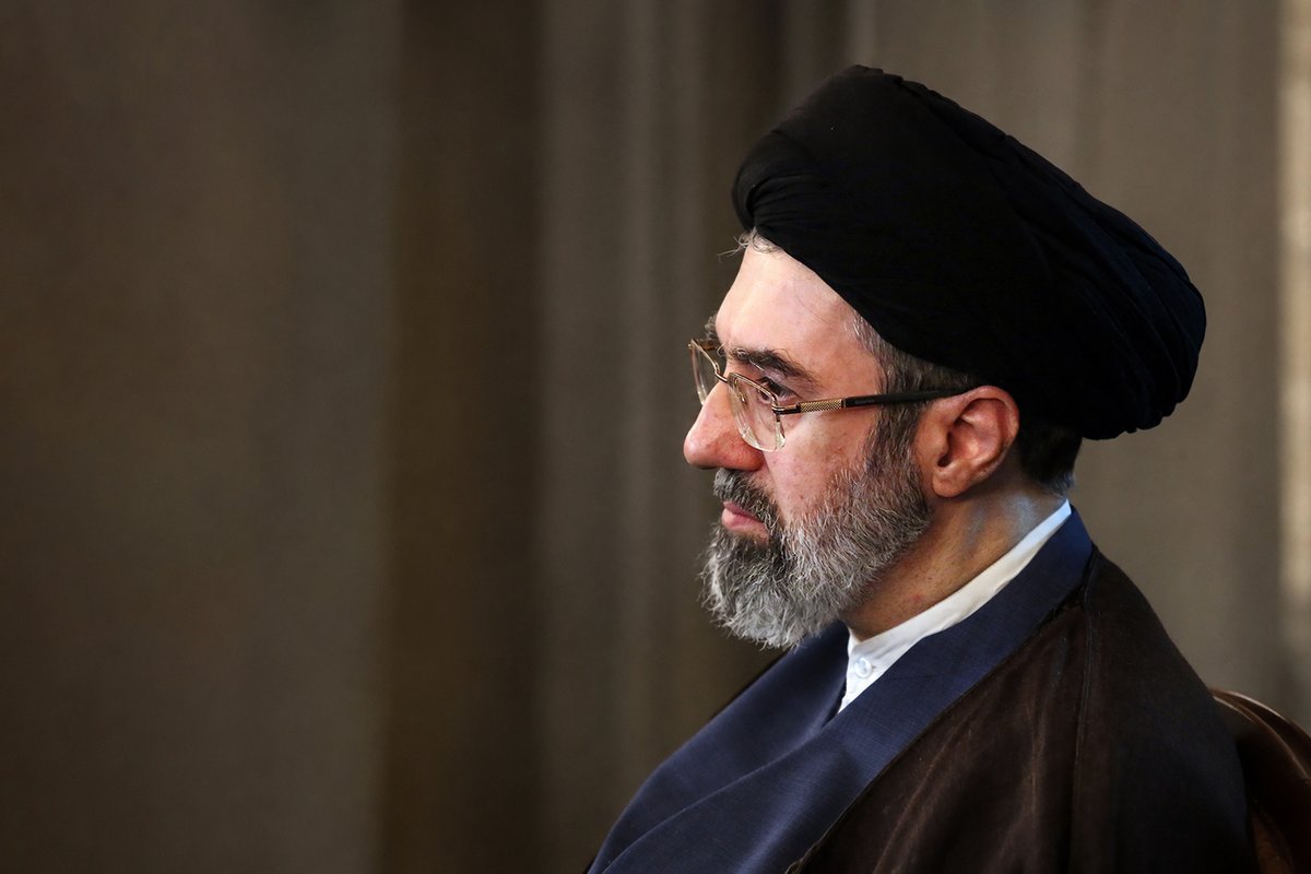 Iran_in_India's tweet photo. ईरान के सर्वोच्च नेता, आयतुल्लाह सैयद मुजतबा ख़ामेनेई के संदेश का एक अंश:

वह दौर, जिसमें हमारे दुश्मन चाहते थे कि हम पीछे लौट जाएँ, अब गुज़र चुका है और कभी वापस नहीं आएगा। मुझे दर्द के साथ यह याद दिलाना होगा कि इन दिनों महान इमाम ख़ुमैनी और महान शहीद ख़ामेनेई की अनुपस्थिति बहुत महसूस होती है। आज देश की गरिमा और प्रतिष्ठा उनके नेतृत्व की ऋणी है।

���ेकिन उनके अनुयायियों के लिए छोड़े गए उनके मूल्यवान और मार्गदर्शक विचारों के ख़ज़ाने से प्रेरणा लेते हुए, आने वाले दिन इन दिनों से कहीं अधिक गौरवशाली होंगे। क्योंकि वह फीनिक्स, जो पहली थोपी गई जंग की आग से उभरा था, दुश्मन के दबाव और विशेष रूप से हाल की दो थोपी गई जंगों के परिणामस्वरूप इतना शक्तिशाली हो चुका है कि उसकी उड़ान की छाया अब दुश्मन की धरती पर भी पड़ रही है।