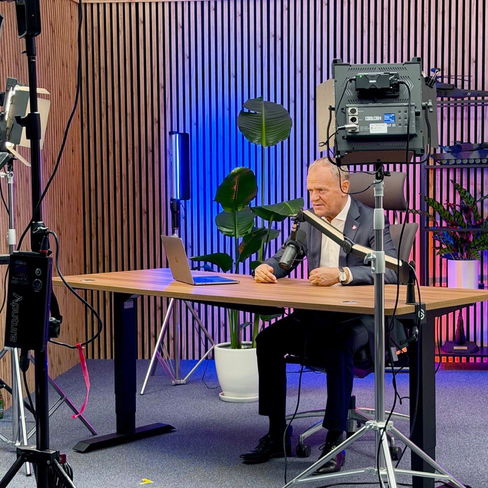 Rybitzky's tweet photo. A ta kopia studia Kanał Zero została wybudowana z funduszy KO czy KPRM? Tusk jutubuje jako premier czy polityk KO? https://t.co/T1kBxFBM1i
