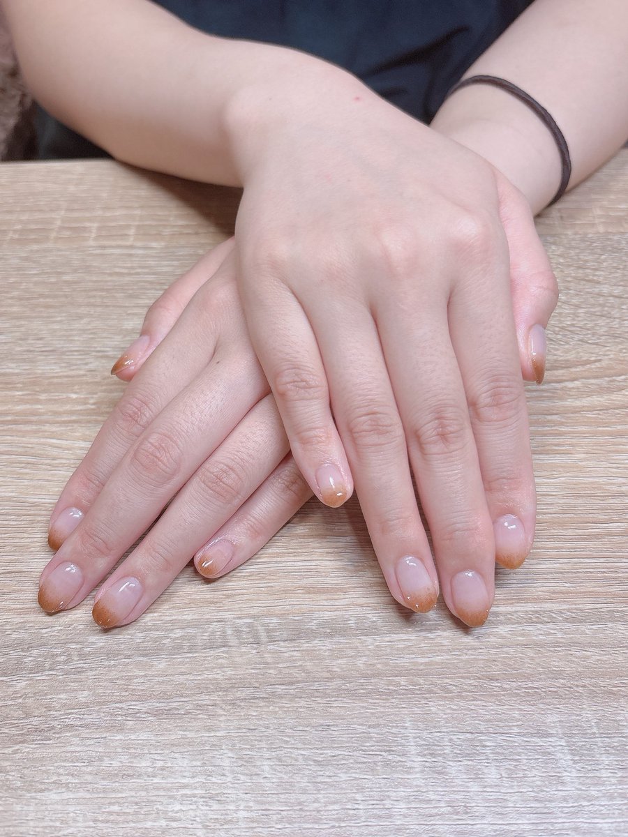 I1106Me's tweet photo. ラメグラ💅🏻✨️
 #ジェルネイル
 #グラデーションネイル
 #ラメグラデーション
 #フラッシュネイル
 #大人可愛いネイル
 #ショートネイル
 #ネイルデザイン
 #秋ネイル
 #gradation
 #glitternails
 #naildesign
 #flashglitternails
 #cutenails
 #autumnnails https://t.co/ke7motgrrR