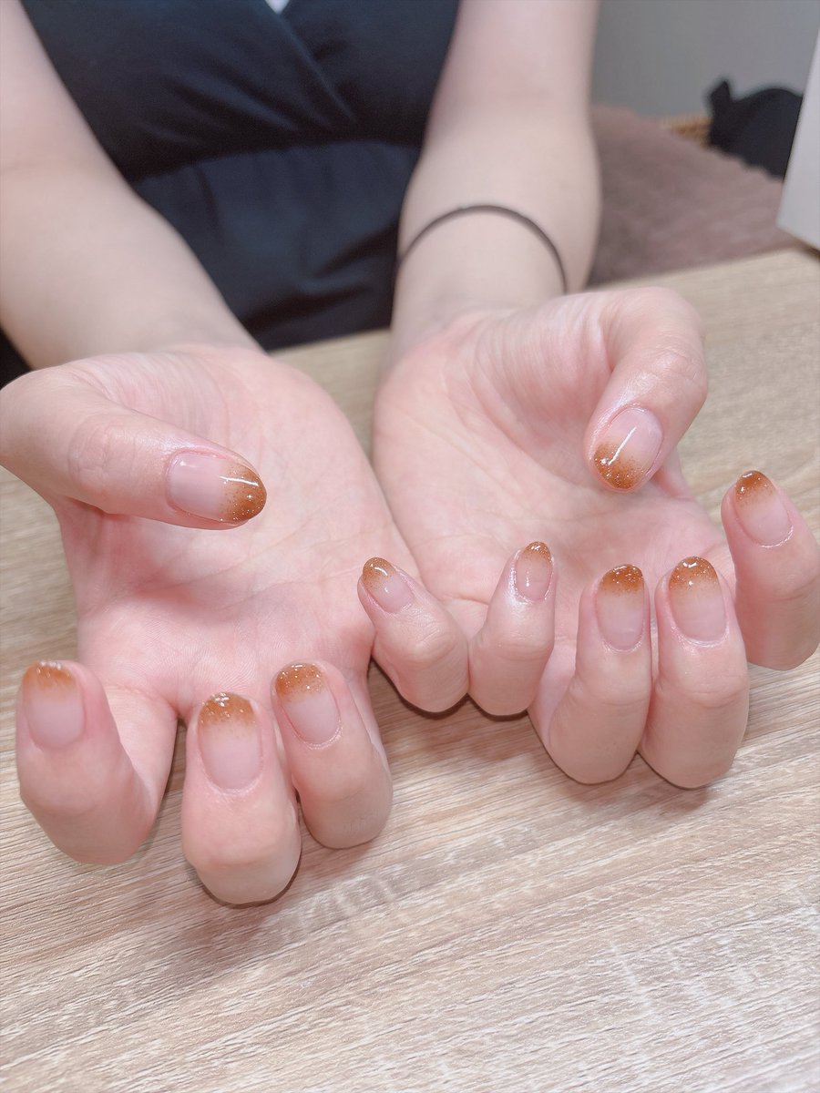 I1106Me's tweet photo. ラメグラ💅🏻✨️
 #ジェルネイル
 #グラデーションネイル
 #ラメグラデーション
 #フラッシュネイル
 #大人可愛いネイル
 #ショートネイル
 #ネイルデザイン
 #秋ネイル
 #gradation
 #glitternails
 #naildesign
 #flashglitternails
 #cutenails
 #autumnnails https://t.co/ke7motgrrR