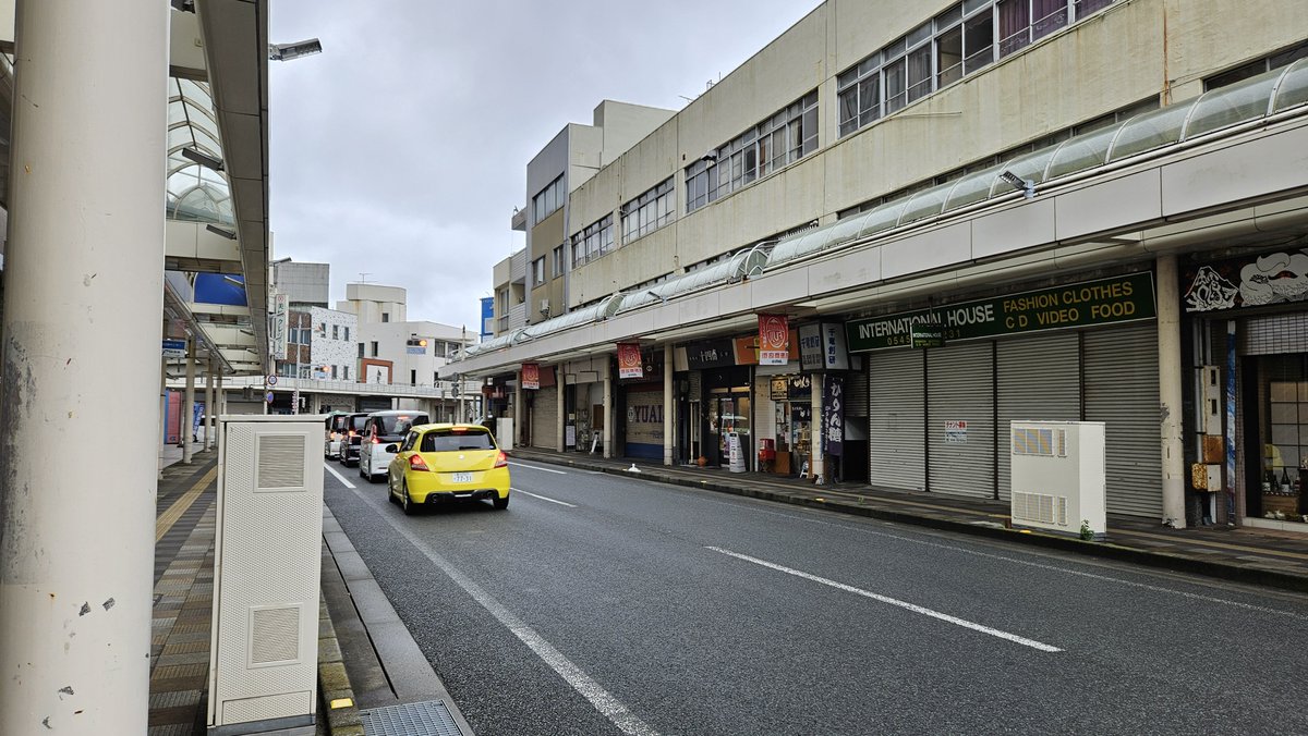 ryoponTNT's tweet photo. 日中に気づかなかったから寄れてないけどタペストリー飾ってる店があった
日中は反対側歩いてて風景しか撮ってない https://t.co/EbOdFfwjEg