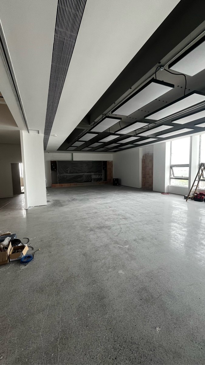 sagechase614410's tweet photo. Just staring at the ceiling. Monday’s brain power is on vacation, and I’m just here, vibe checking every blade of dust.， https://t.co/tbMhJbk4wV