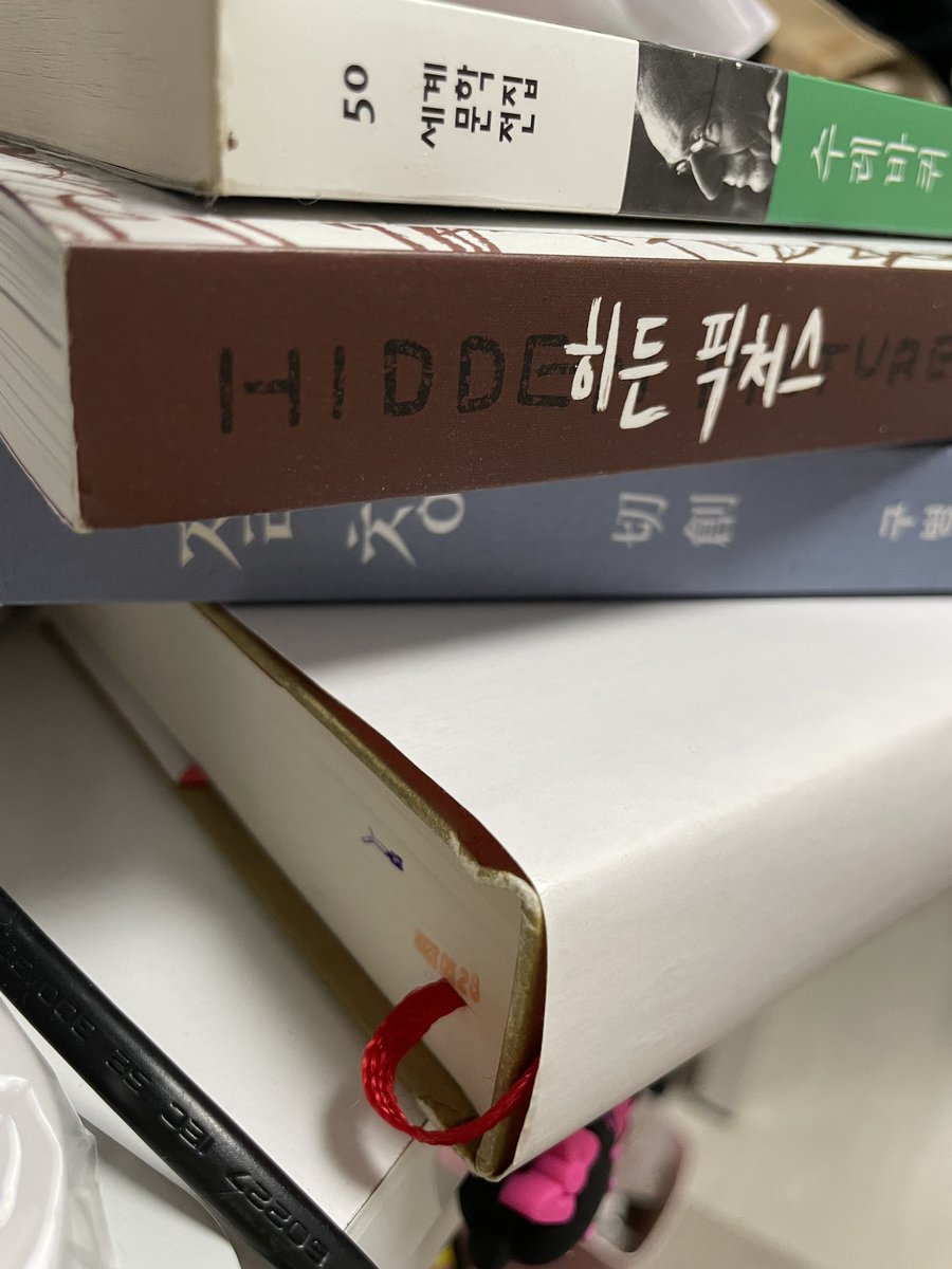 eeellllaaa0301's tweet photo. 그니까 한권도 완독을 못하고 
알라딘에서 4권나 사는거 맞냐… https://t.co/D16c33D7Uz