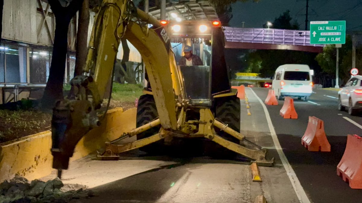 GobCDMX's tweet photo. Porque para nosotros tu seguridad es una prioridad, dedicamos las madrugadas a fortalecer la infraestructura vial de la Ciudad de México. 🛣🏙

📍 En el carril confinado del Metrobús de la Línea 1 en la Avenida Insurgentes Norte aún se encuentran cuadrillas de la @SOBSECDMX, donde continúan con trabajos de concreto hidráulico que, al amanecer, permitirán que esta ruta sea más agradable para miles de usuarias y usuarios. 🫂

#CapitalDeLaTransformación #MovilidadSegura