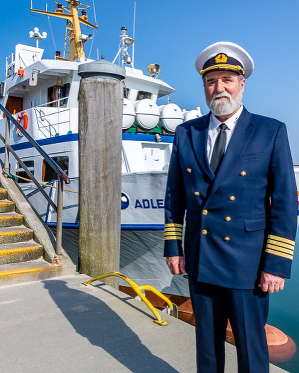 _tatah_10's tweet photo. ADLER Schiffe SYLT 🛳
*
*
*
@reederei. adlerschiffe #team #sylt #syltliebe #inselliebesylt #inselliebe #helgoland #amrum #föhr #aufdemmeer #portraitphotography #portrait #käptniglo #teamfoto #kapitäne #hörnum #hörnumsylt #lifestylephotography https://t.co/KWtmoFzTMM
