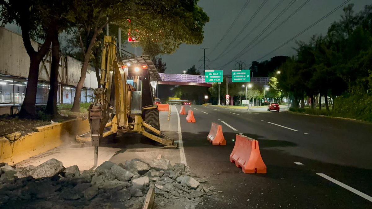 GobCDMX's tweet photo. Porque para nosotros tu seguridad es una prioridad, dedicamos las madrugadas a fortalecer la infraestructura vial de la Ciudad de México. 🛣🏙

📍 En el carril confinado del Metrobús de la Línea 1 en la Avenida Insurgentes Norte aún se encuentran cuadrillas de la @SOBSECDMX, donde continúan con trabajos de concreto hidráulico que, al amanecer, permitirán que esta ruta sea más agradable para miles de usuarias y usuarios. 🫂

#CapitalDeLaTransformación #MovilidadSegura