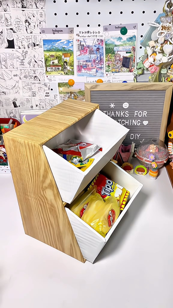 KourtneyLa7j8m's tweet photo. Transformé una caja de cartón vieja en un práctico organizador de escritorio, nada de gastar dinero en decoración! https://t.co/Me5NFfB51p
