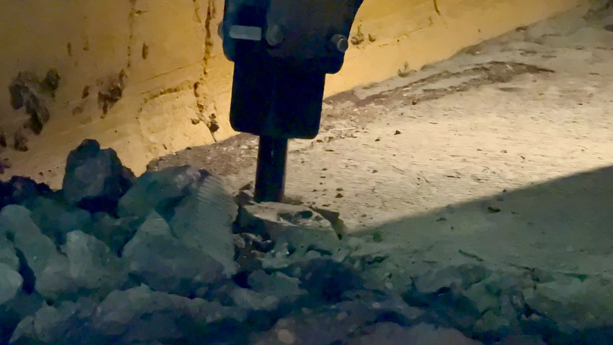 GobCDMX's tweet photo. Porque para nosotros tu seguridad es una prioridad, dedicamos las madrugadas a fortalecer la infraestructura vial de la Ciudad de México. 🛣🏙

📍 En el carril confinado del Metrobús de la Línea 1 en la Avenida Insurgentes Norte aún se encuentran cuadrillas de la @SOBSECDMX, donde continúan con trabajos de concreto hidráulico que, al amanecer, permitirán que esta ruta sea más agradable para miles de usuarias y usuarios. 🫂

#CapitalDeLaTransformación #MovilidadSegura
